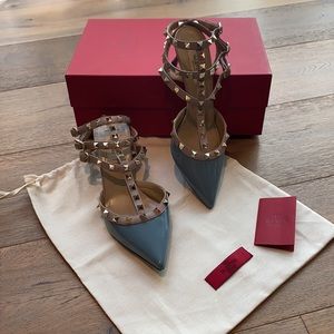 🔹 VALENTINO Rockstud Strappy Pointed Toe Pump